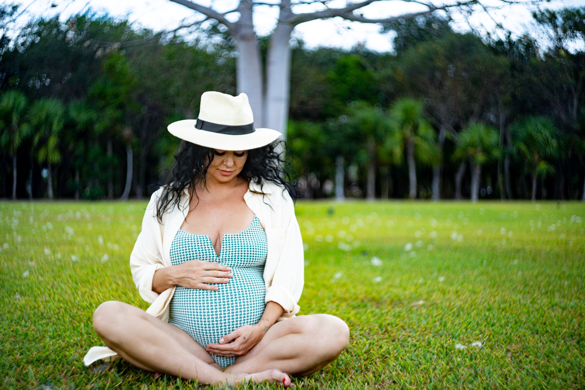 Maternity session in soft afternoon light, Riviera Maya
